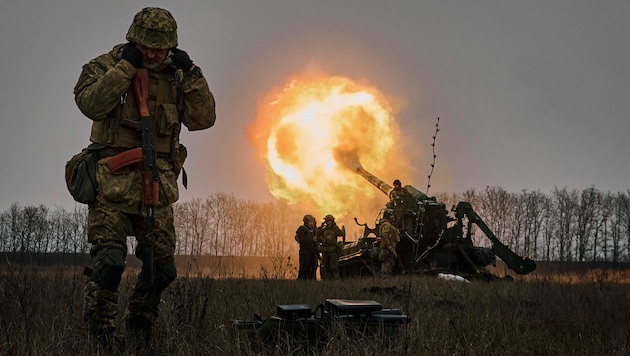 Ukraine: Artillerie nimmt russische Stellungen bei Bachmut unter Feuer. (Bild: AP)
