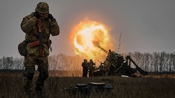 Die EU-Staaten wollen der Ukraine in den kommenden zwölf Monaten eine Million neue Artilleriegeschosse für den Kampf gegen Russland liefern. (Bild: AP)
