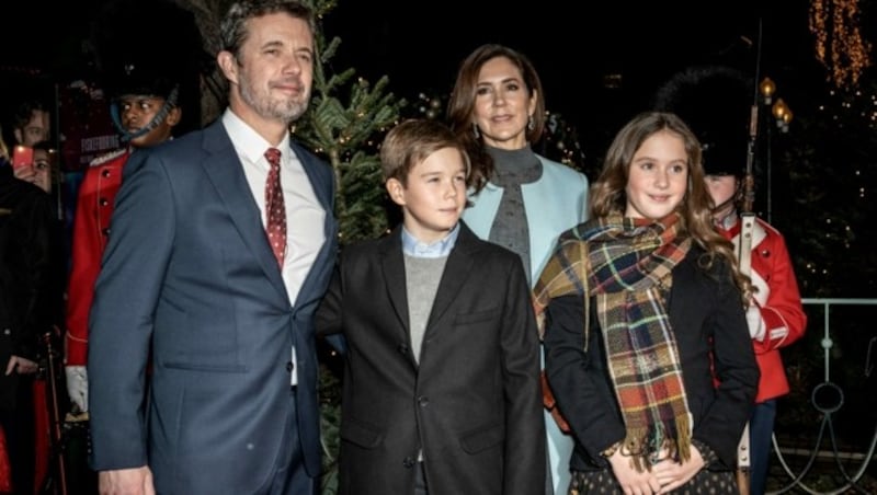 Dänemarks Kronprinz Frederik und Dänemarks Kronprinzessin Mary mit den Kindern Prinz Vincent und Prinzessin Josephine kommen zur Premiere des Balletts „Der Nussknacker“ in der Tivoli-Konzerthalle in Kopenhagen.
 (Bild: APA/AFP/Photo by Emil Helms/Ritzau Scanpix)