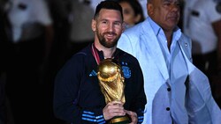 Lionel Messi ist zurück in Argentinien - mit dem WM-Pokal in seinen Händen. (Bild: APA/AFP/Luis ROBAYO)