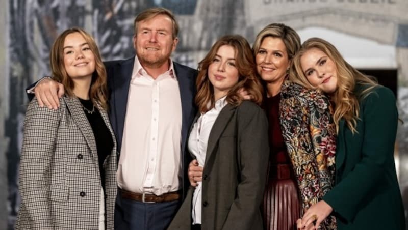 Der niederländische König Willem-Alexander und Königin Maxima posieren mit den Prinzessinnen Ariane (links), Alexia (Mitte) und Amalia (rechts) während des Fototermins der königlichen Familie in der Nieuwe Kerk im November in Amsterdam. (Bild: APA/AFP/ANP/Photo by Remko de Waal)