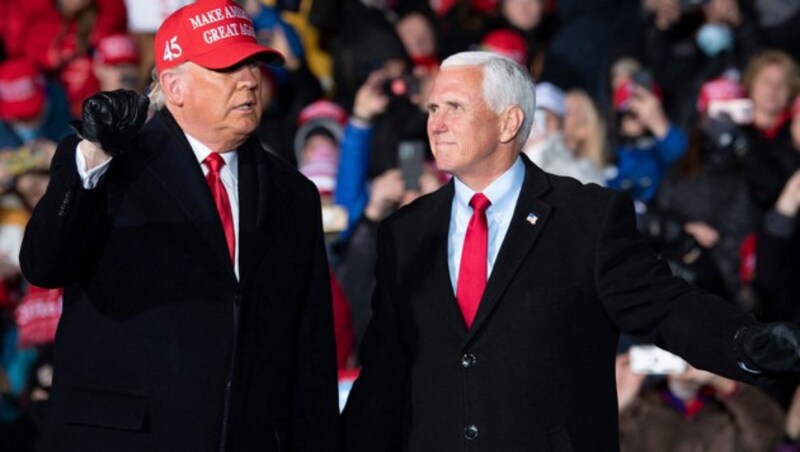 Mike Pence (r.) und Donald Trump im Wahlkampf 2020 (Bild: APA/AFP/BRENDAN SMIALOWSKI)