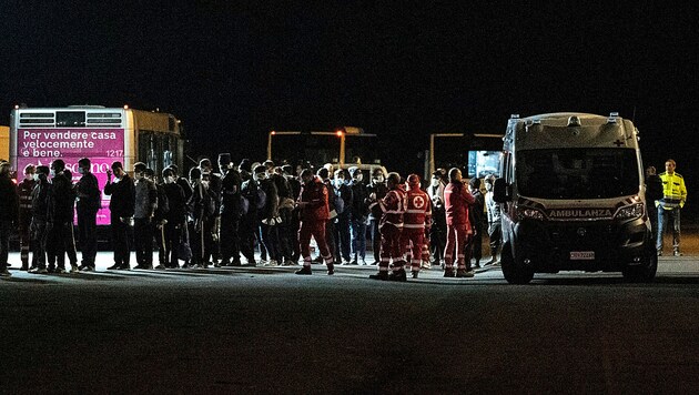 Erstaufnahme und medizinische Versorgung von Migranten in Sizilien (Bild: AP)