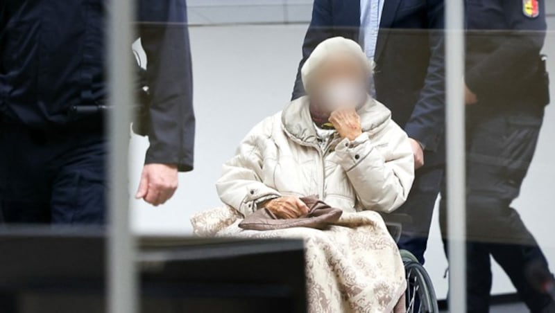 Die 97-Jährige musste sich vor der Jugendkammer des Landgerichts verantworten, weil sie zur Tatzeit noch nicht volljährig gewesen war. (Bild: APA/AFP/POOL/Christian Charisius)