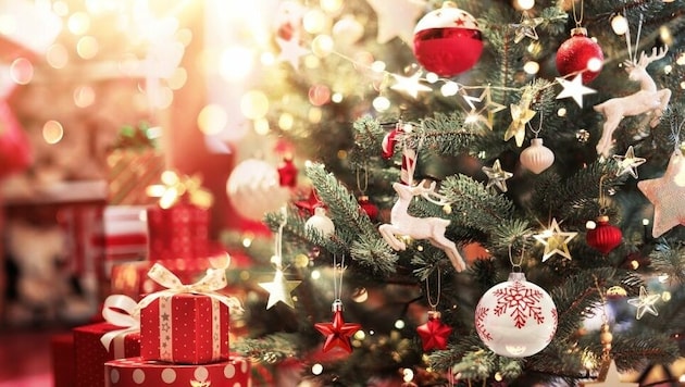 Zu Weihnachten kommen die Menschen zusammen und feiern friedlich miteinander – und genau deshalb darf das Fest nie aus der Mode kommen. (Bild: Pasko Maksim - stock.adobe.com)