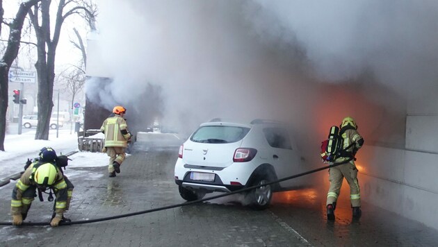 Der Fahrzeugbrand wurde von den Florianis gelöscht. (Bild: zoom.tirol)