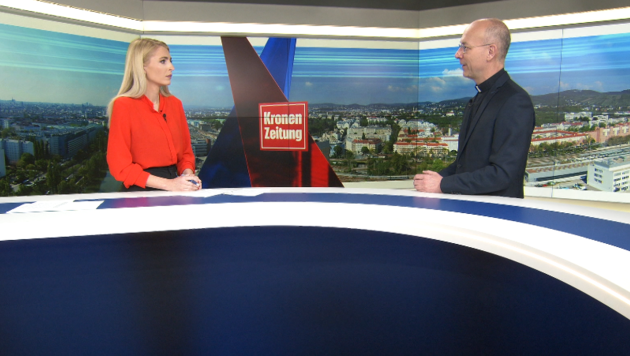 krone.tv-Moderatorin Jana Pasching im Talk mit Dompfarrer Toni Faber (Bild: krone.tv)