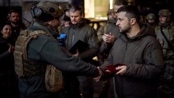 Selenskyj bei seinem überraschenden Frontbesuch in Bachmut - er überreicht einem Soldaten einen staatlichen Orden. (Bild: APA/AFP/UKRAINIAN PRESIDENTIAL PRESS SERVICE/STRINGER)
