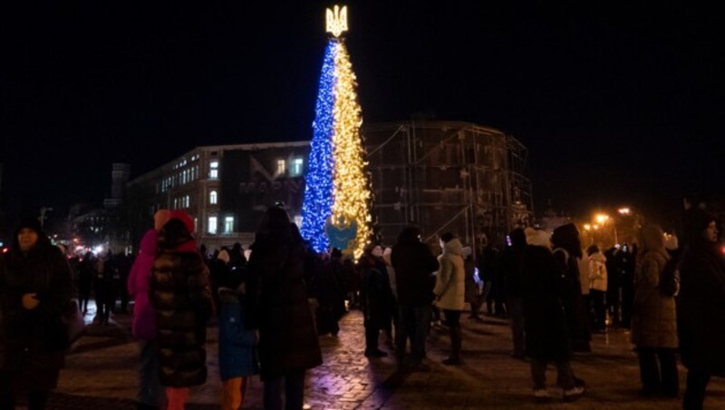 Der zwölf Meter hohe „Christbaum der Unbesiegbarkeit“ in seiner ersten Nacht (Bild: ASSOCIATED PRESS)