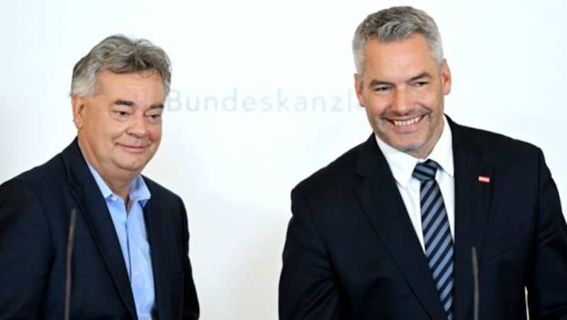 Trotz einiger Krisen blicken Vizekanzler Werner Kogler (li., Grüne) und Bundeskanzler Karl Nehammer (ÖVP) positiv auf das Jahr 2022 zurück. (Bild: APA/ROLAND SCHLAGER)