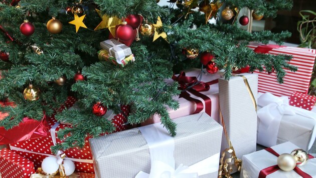 Viele Geschenke unterm Christbaum sind noch nicht zur Gänze bezahlt. (Bild: Jürgen Radspieler)