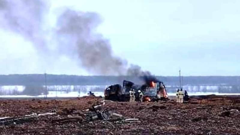 Einsatzkräfte der Feuerwehr an der Explosionsstelle in der Nähe des Dorfes Jambachtino (Bild: AP)