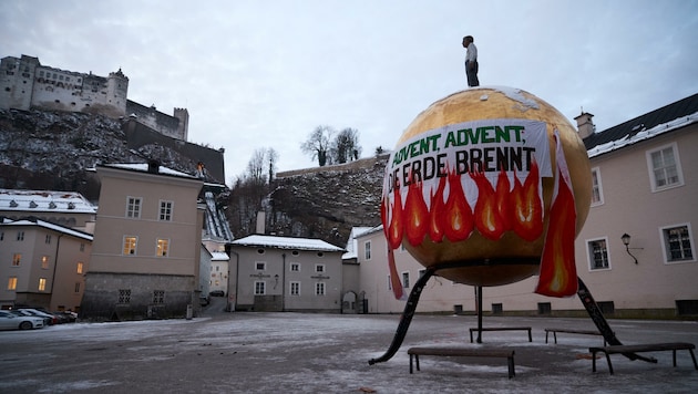 Das große Transparent hing nicht lange am Kunstwerk. Dieses wurde auch nicht beschädigt. (Bild: Erde Brennt Salzburg)