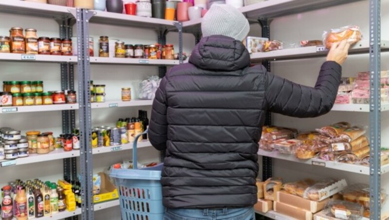 Hauptsächlich wegen der Teuerung, nicht wegen Weihnachten strömen derzeit immer mehr Kunden in den Sozialmarkt in Itzling (Bild: Berger Susi)