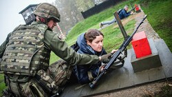 Viele Polinnen und Polen wollen den Umgang mit Schusswaffen lernen und melden sich für Trainings beim Militär. (Bild: Polnisches Verteidigungsministerium)
