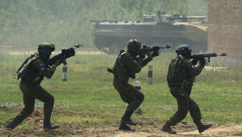 Polnische Soldaten bei einer gemeinsamen Übung mit litauischen und ukrainischen Kameraden (Bild: APA/AFP/Yuriy DYACHYSHYN)