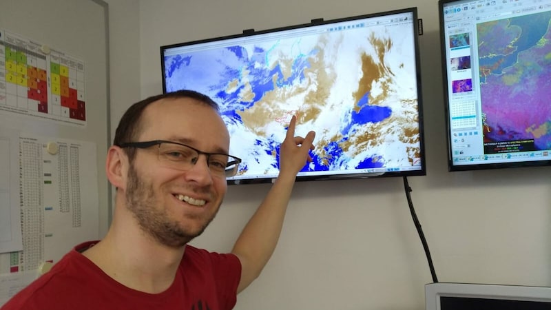 Meteorologe Christian Ortner erklärt das Wetterphänomen. (Bild: Yasmin Markl/ZAMG)