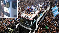 Fan stürzt von Bus. Chaos bei der WM-Party von Argentinien. (Bild: APA/AFP/Luis ROBAYO, twitter.com/DiarioOle)