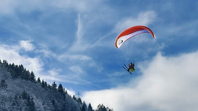 Ein Pilot bei einem Flug von einem winterlichen Berggipfel (Bild: Wallner Hannes)