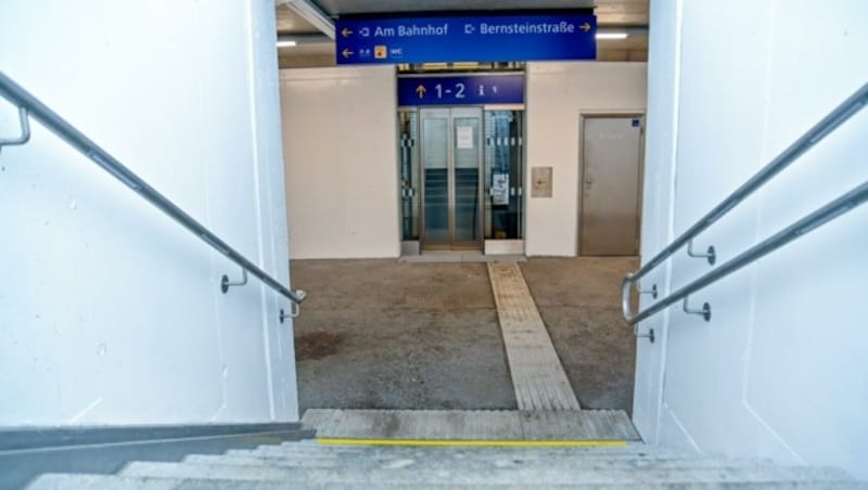 Weil der Lift noch gesperrt ist, müssen auch Rollstuhlfahrer seit August diese Stiege benutzen. (Bild: Dostal Harald)