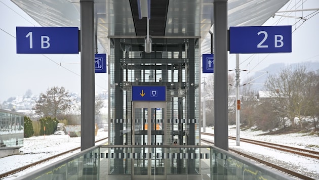 Zum Ärger vieler Bahnfahrer streiten die Gemeinde Luftenberg und die ÖBB lange Zeit über die Kosten für den Lift. Nun soll ab Mitte Jänner der Aufzug endlich in Betrieb gehen. (Bild: Dostal Harald)