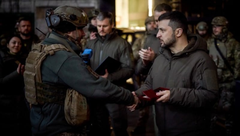 Der ukrainische Präsident Selenskyj zeichnete in Bachmut Soldaten mit Orden aus. (Bild: APA/AFP/UKRAINIAN PRESIDENTIAL PRESS SERVICE/STRINGER)