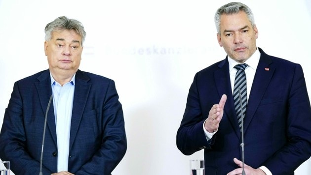 Vizekanzler Werner Kogler (Grüne) und Bundeskanzler Karl Nehammer (ÖVP). (Bild: APA/EVA MANHART)