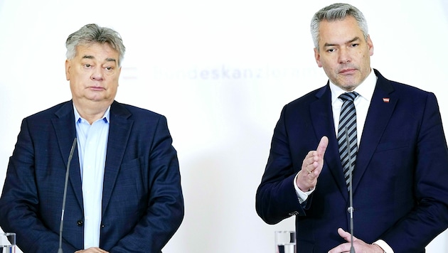 Vizekanzler Werner Kogler (Grüne) und Bundeskanzler Karl Nehammer (ÖVP). (Bild: APA/EVA MANHART)