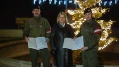 Ministerin Tanner mit dem Weinviertler Richard L. (re.) und Christian K. bei der Übergabe der Urkunden. Gefreiter S. wurde beim Grenzeinsatz ausgezeichnet. (Bild: Bundesheer)