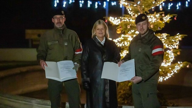 Ministerin Tanner mit dem Weinviertler Richard L. (re.) und Christian K. bei der Übergabe der Urkunden. Gefreiter S. wurde beim Grenzeinsatz ausgezeichnet. (Bild: Bundesheer)