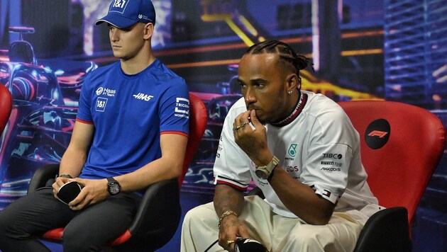 Mick Schumacher (li.) und Lewis Hamilton (Bild: APA/AFP/Lillian SUWANRUMPHA)