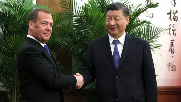 Dmitri Medwedew wird mit der Botschaft Xi Jinpings nach Russland zurückkehren, dass sich der chinesische Staatschef Friedensgespräche zwischen Russland und der Ukraine wünscht. (Bild: APA/AFP/Sputnik/Yekaterina SHTUKINA)