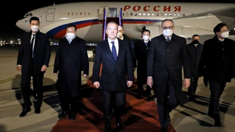 Deutliche Aufwertung: Dmitri Medwedew vertrat Wladimir Putin in Peking. (Bild: APA/AFP/Sputnik/Yekaterina SHTUKINA)
