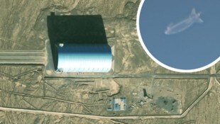 Hace unos años, el Ejército Popular de Liberación construyó un hangar para aeronaves de 300 metros de largo en el oeste de China.  Ahora, vea a la derecha, se ha avistado un misterioso zepelín sobre el Mar de China Meridional.  (Imagen: Mapas de Apple, facebook.com/bombodagupan)