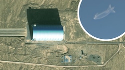 Die Volksbefreiungsarmee hat im Westen Chinas vor einigen Jahren einen 300 Meter langen Luftschiff-Hangar erbauen lassen. Nun wurde - siehe rechts - über dem Südchinesischen Meer ein mysteriöser Zeppelin gesichtet. (Bild: Apple Maps, facebook.com/bombodagupan)