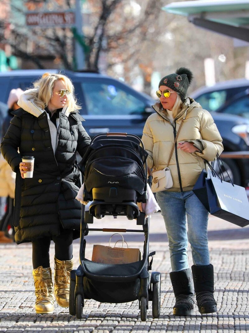 Rebel Wilson mit Freundin Ramona und Kinderwagen in Aspen. (Bild: www.PPS.at)