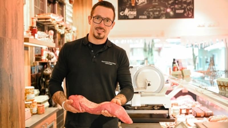 Von Bratwürstel über Rinderfilet bis zur Steinpilzpastete: Andreas Lackinger weiß, was die Oberösterreicher zu Weihnachten gerne essen. (Bild: Wenzel Markus)