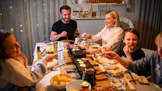 Zusammensitzen und mehr oder weniger selbst der Koch beim Raclette oder Fondue sein: Das steht am Weihnachtsabend hoch im Kurs. (Bild: Wenzel Markus)