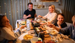 Zusammensitzen und mehr oder weniger selbst der Koch beim Raclette oder Fondue sein: Das steht am Weihnachtsabend hoch im Kurs. (Bild: Wenzel Markus)