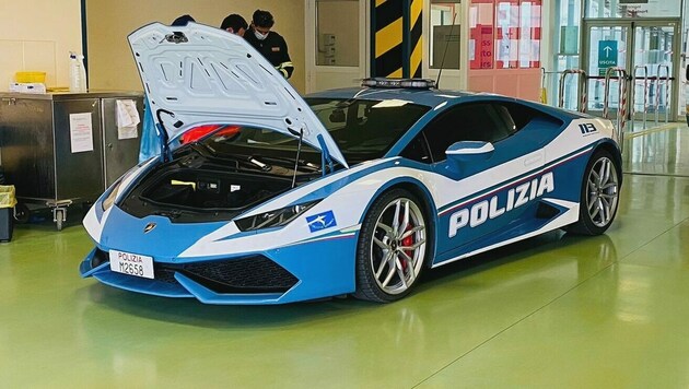 Mit diesem Lamborghini Huracan wurden die zwei Nieren überbracht. (Bild: facebook.com/Polizia di Stato)