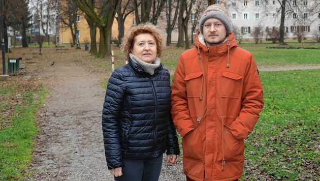 Eine von vielen betroffenen Familien: Martina Sch. und Sohn Alex aus Graz, die eine pflegebedürftige (Groß-)Mutter in Leoben haben (Bild: Christian Jauschowetz)