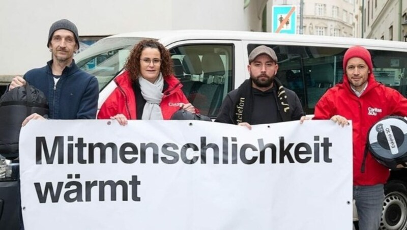 Christopher Seiler (2.v.r.) mit einem Obdachlosen, Gruft-Chefin Judith Hartweger und Wiens Caritas-Chef Klaus Schwertner. (Bild: Caritas)