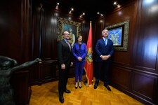 (v.l.) Außenminister Alexander Schallenberg (ÖVP), seine slowenische Amtskollegin Tanja Fajon und der montenegrinische Präsident Milo Djukanovic, in Montenegro (Bild: APA/BMEIA/MICHAEL GRUBER)