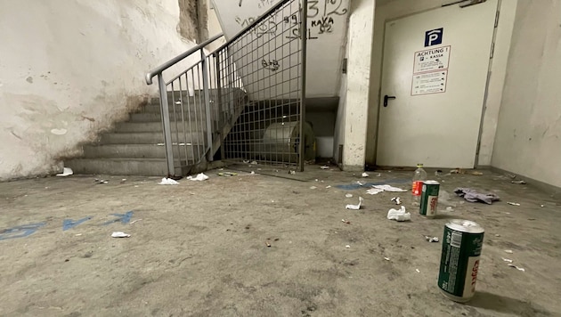 Obdachlose, Tauben, Exkremente, Drogen-Spritzen, Unrat und dubiose Gestalten in den Stiegenhäusern: Die Zustände in der Tiefgarage des CityCenters am Salzburger Hauptbahnhof sind katastrophal. (Bild: Benedict Grabner)