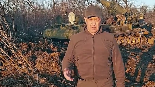 Was Söldner-Chef Jewgeni Prigoschin mit seinem Video von der Front bezwecken möchte, ist unklar. Einige Beobachter vermuten, dass er sich ebenfalls als starker Mann präsentieren will, um sich für die Ära nach Wladimir Putin in Stellung zu bringen. (Bild: Screenshot Telegram (2022))