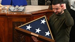 Selenskyj bekam im US-Kongress von Nancy Pelosi, der Sprecherin des Repräsentantenhauses, eine US-Flagge geschenkt. (Bild: APA/AFP/Mandel NGAN)