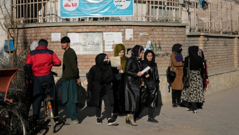 Um das Verbot der Hochschulbildung für Frauen aufrecht zu halten, blockieren die Sicherheitskräfte der Taliban in der afghanischen Hauptstadt den Zugang zu den Universitätsgeländen. (Bild: AP)