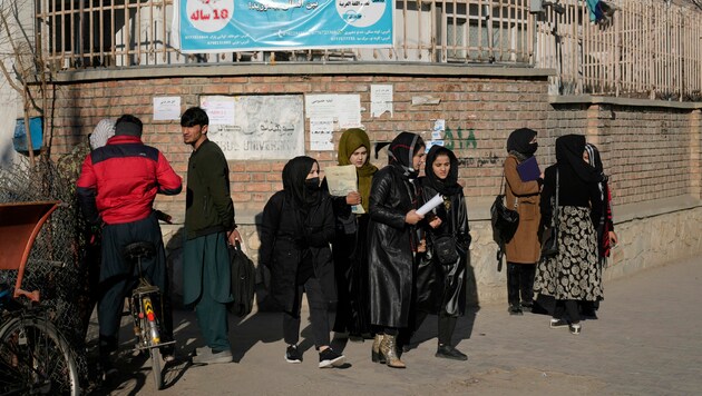 Afghanische Frauen auf einem Hochschulgelände (Bild: AP)