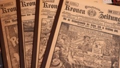 Historische Ausgaben der „Kronen Zeitung“ (Bild: Zwefo)