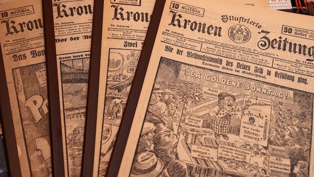 Historische Ausgaben der „Kronen Zeitung“ (Bild: Zwefo)